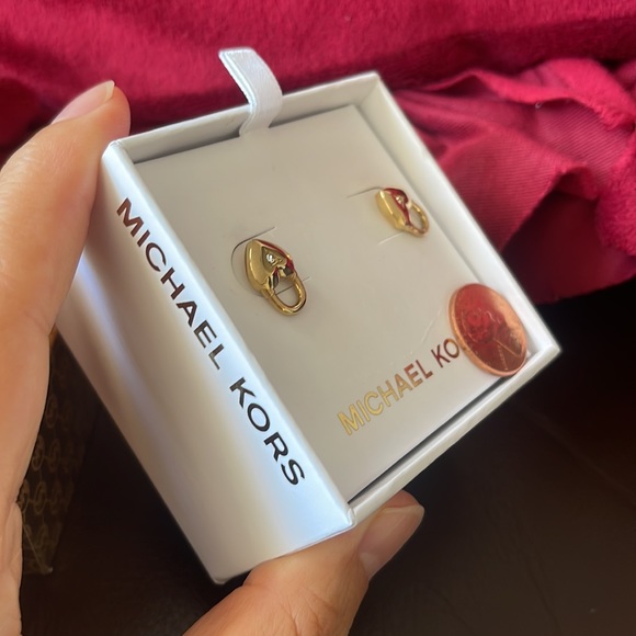 New MICHAEL KORS GOLD TONE HEART LOCK PAVE STUD EARRINGS MKJX7422710 - Picture 6 of 6